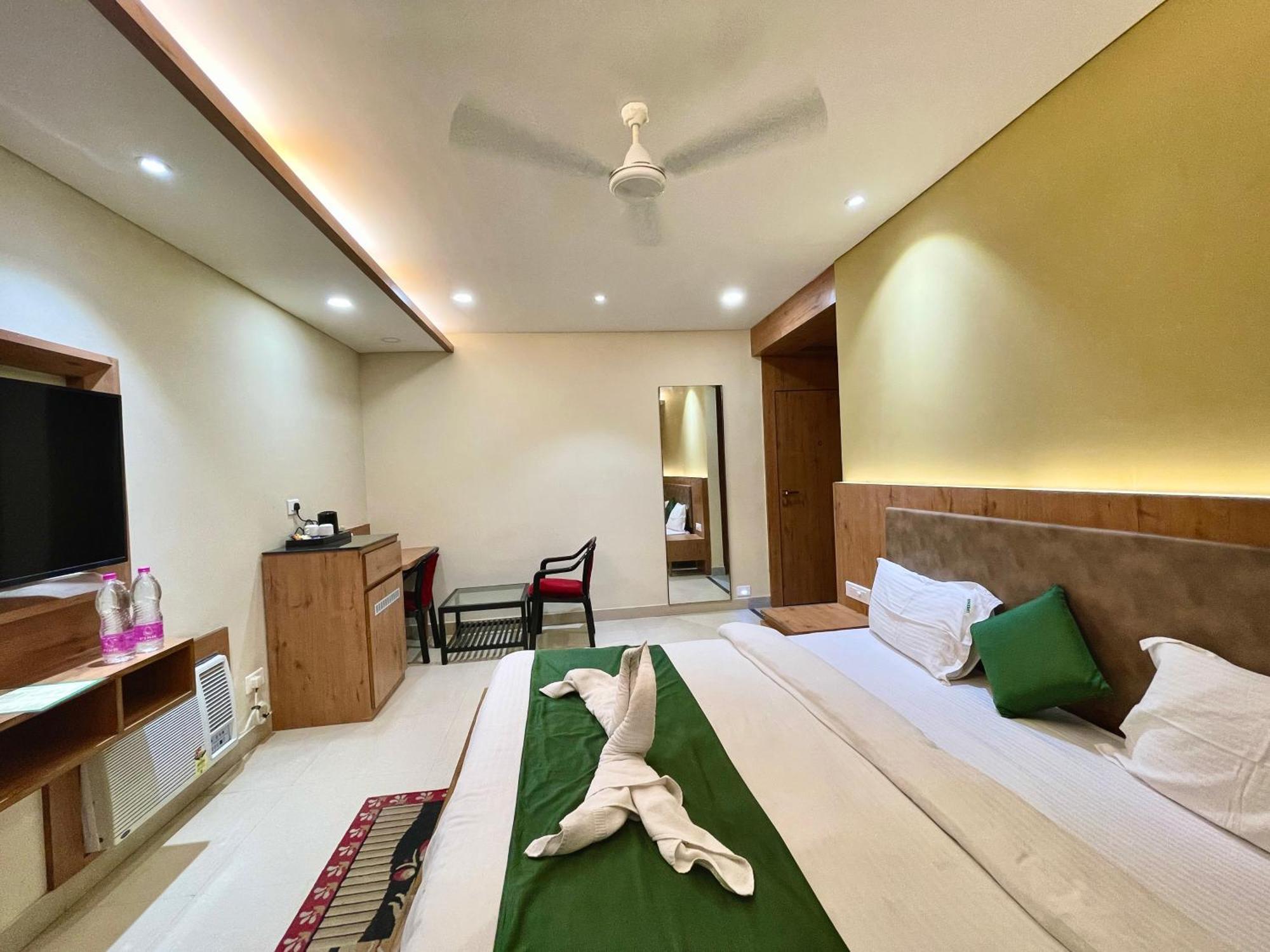 Hotel Rockbay, Puri Swimming-Pool, Near-Sea-Beach-And-Temple Fully-Air-Conditioned-Hotel With-Lift-And-Parking-Facility Buitenkant foto