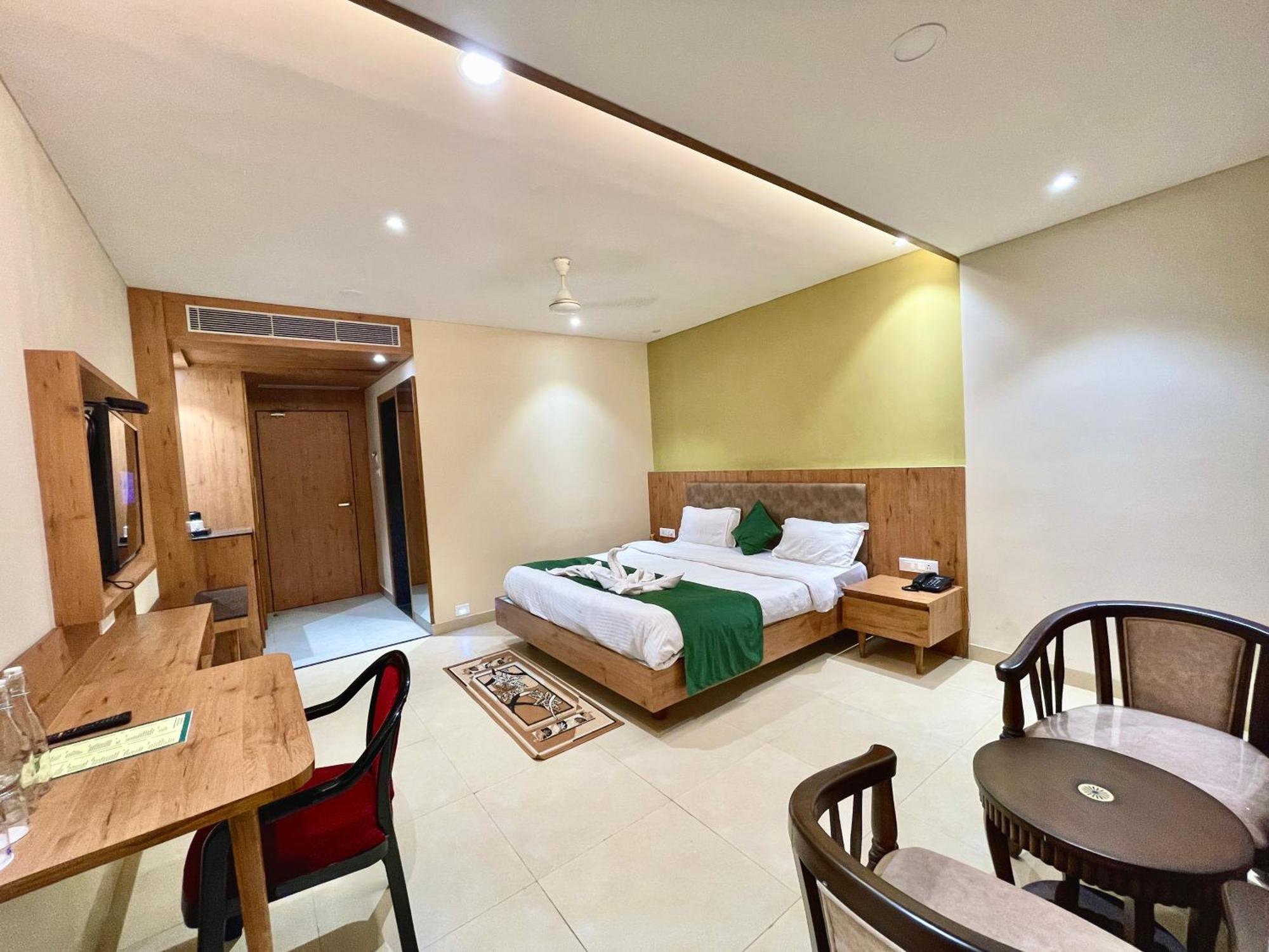 Hotel Rockbay, Puri Swimming-Pool, Near-Sea-Beach-And-Temple Fully-Air-Conditioned-Hotel With-Lift-And-Parking-Facility Buitenkant foto