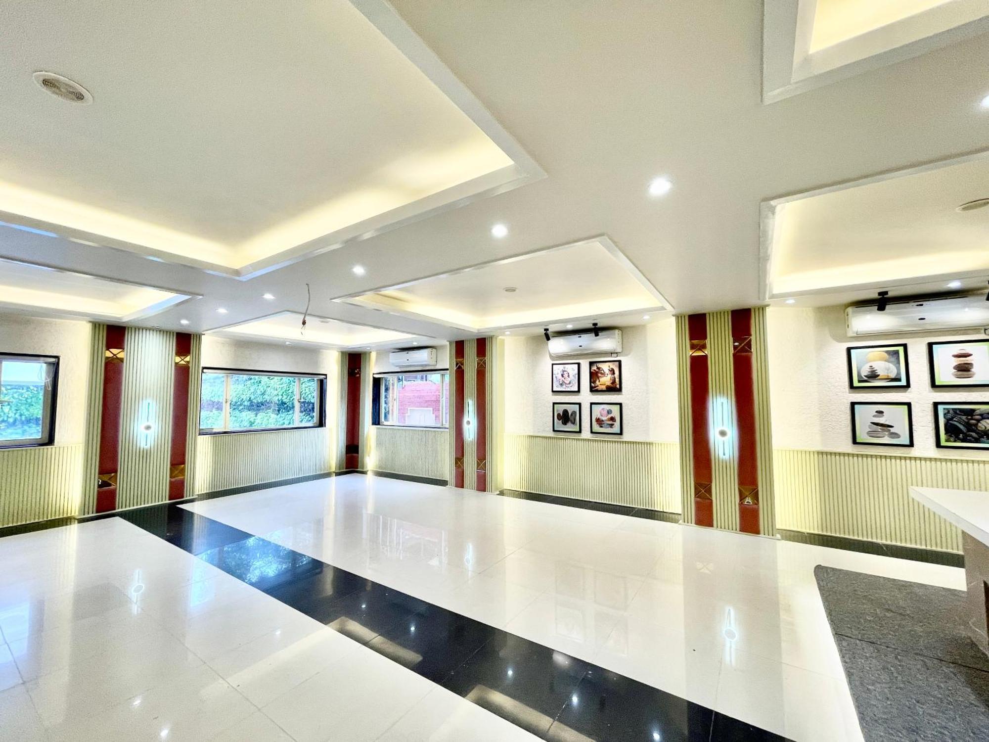 Hotel Rockbay, Puri Swimming-Pool, Near-Sea-Beach-And-Temple Fully-Air-Conditioned-Hotel With-Lift-And-Parking-Facility Buitenkant foto